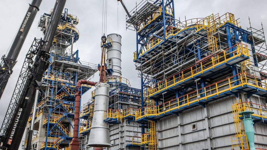 Po ostrożnym zwiększeniu wydobycia przez kraje naftowe ceny ropy lekko odbiły, ale rosnące zapasy w USA i wyższa produkcja m.in. w USA, Brazylii i Gujanie ograniczają skalę wzrostów.