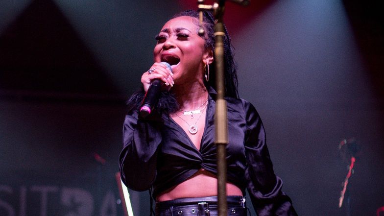 26-letnia piosenkarka POSTRZELONA w czasie rozdawania autografów