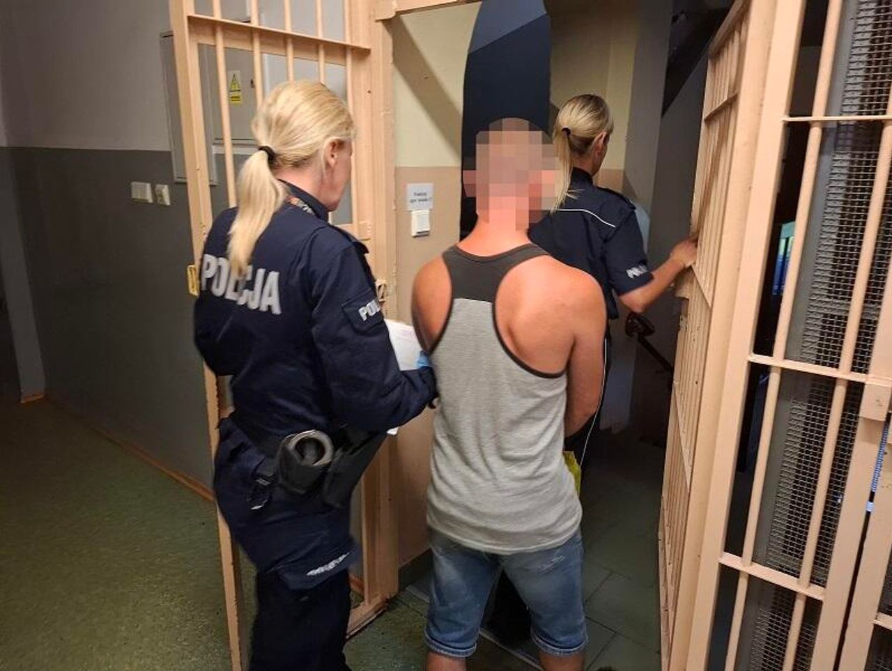 Lębork: Wpadł, bo oddawał mocz na ścianę. Policjanci odstawili go do więzienia