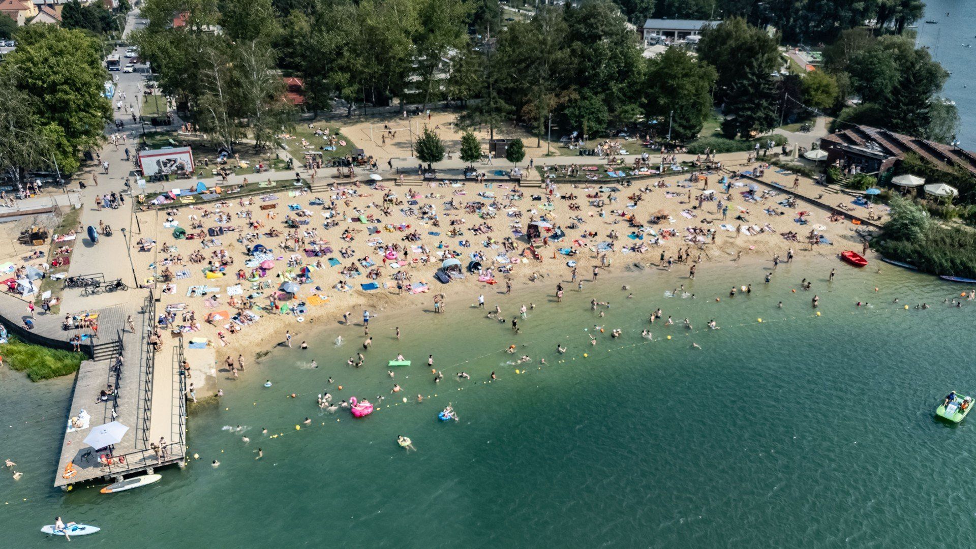 Bagry. Popularne kąpielisko w upalną sierpniową sobotę przeżywa oblężenie
