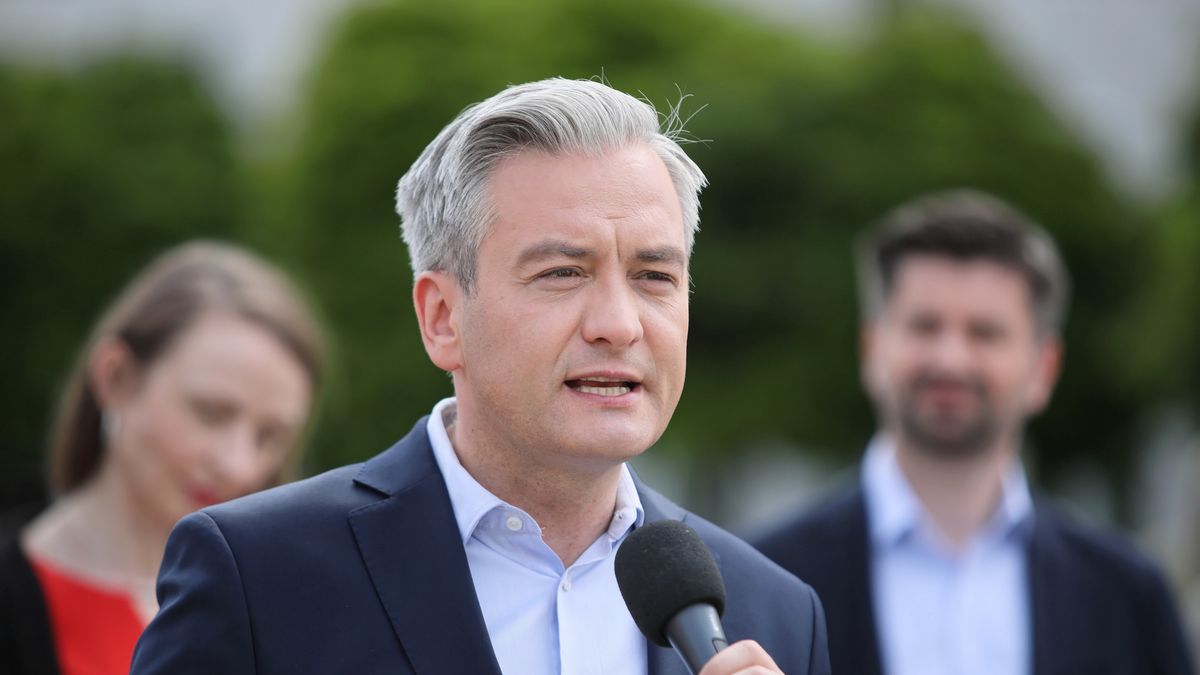 Robert Biedroń powołał się na sytuację pielęgniarki, która otrzymała 4,25 zł premii.