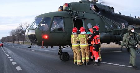 Wojskowy śmigłowiec MI-8 lądował na DK17 w naszym regionie. Zabrał chore dzieci z Ukrainy