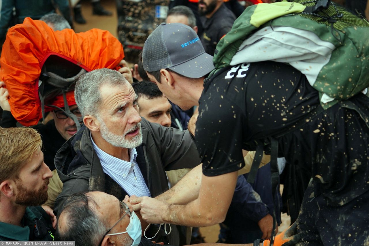 Spanish royals pelted with mud by flood victims