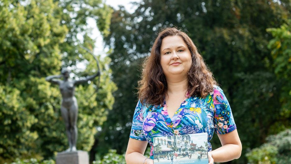 Anna Perlik-Piątkowska od lat razem z mężem Pawłem Piątkowskim kolekcjonuje pocztówki, zdjęcia oraz przedmioty przypominające o historii Bydgoszczy. Na zdjęciu prezentuje swój najnowszy album.