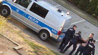 Zabarykadował się z dzieckiem, które nagle przestało oddychać. Bohaterska akcja policji w Wejherowie
