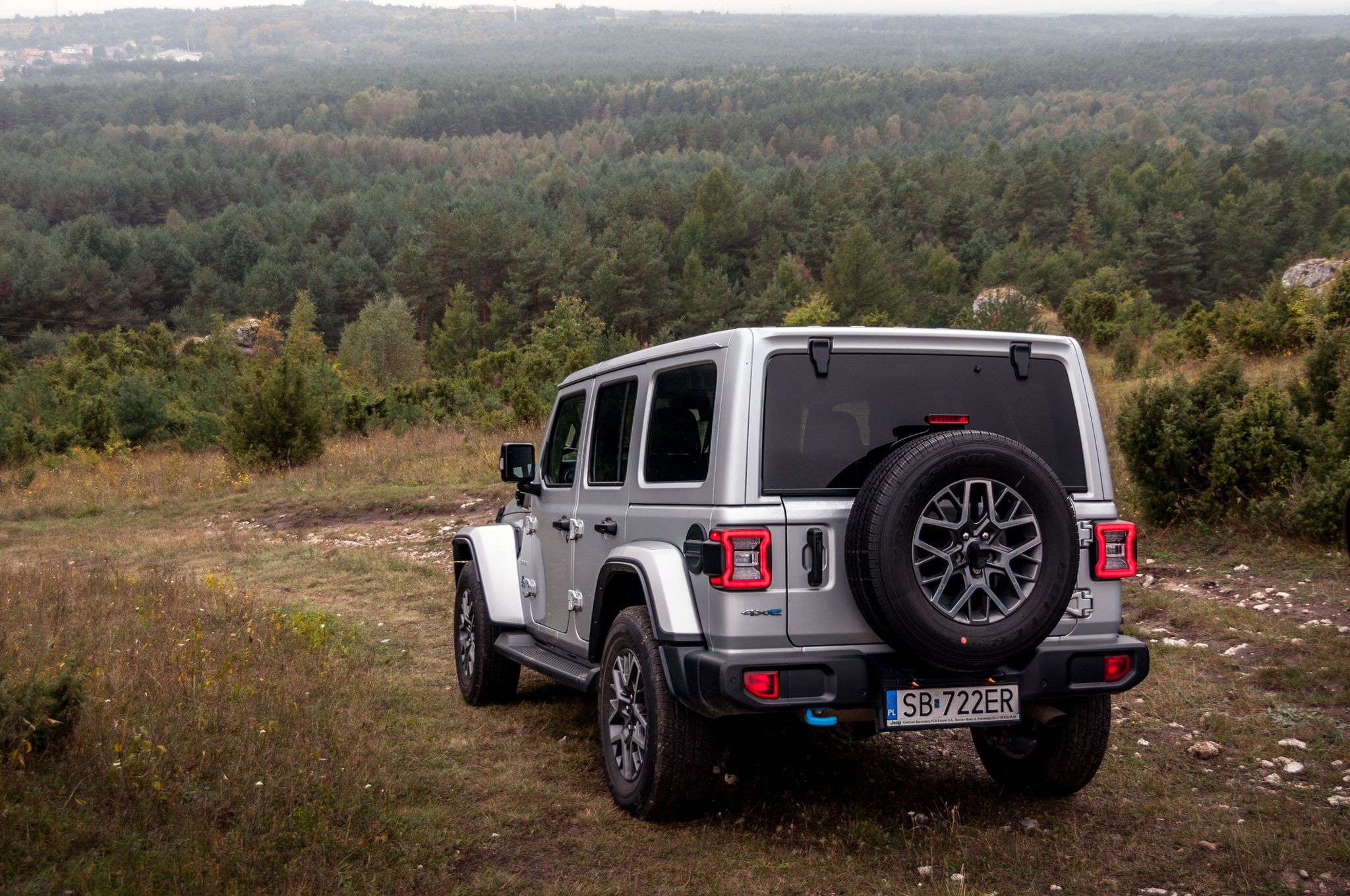 Hybrydowy napęd Jeepa Wranglera 4xe nie czyni z niego SUV-a. Wciąż pozostaje prawdziwym autem terenowym. 
