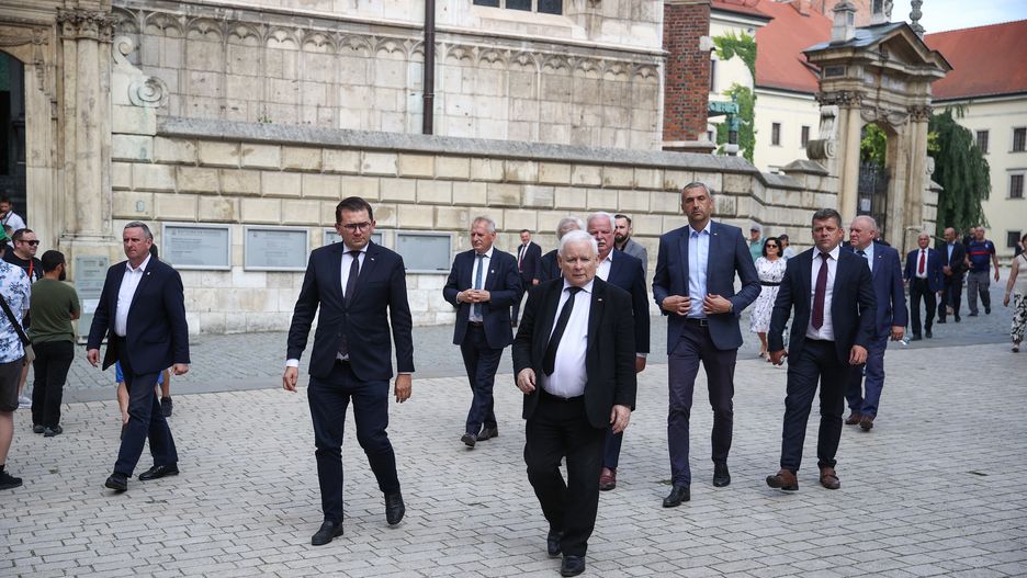 Kraków, 18.06.2024. Prezes Prawa i Sprawiedliwości Jarosław Kaczyński (C), poseł PiS Łukasz Kmita (C-2P) i senator PiS Marek Pęk (C-L) w drodze na mszę świętą w katedrze na Wawelu w Krakowie, 18 bm. Politycy PiS odwiedzają katedrę w miesięcznicę pogrzebu pary prezydenckiej Lecha i Marii Kaczyńskich. (sko) PAP/Łukasz Gągulski