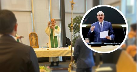 "Jak w katakumbach". Brudziński dodał zaskakujące zdjęcie z PE