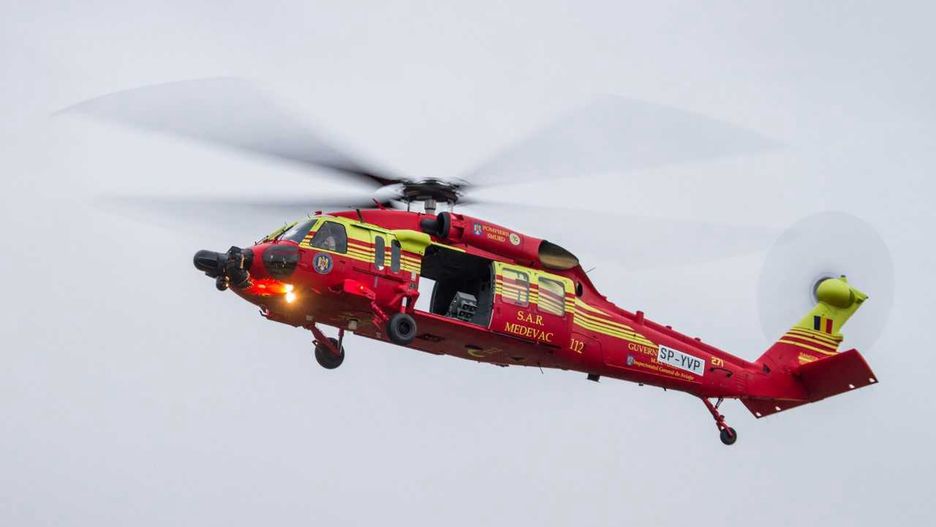 Śmigłowiec Black Hawk, przeznaczony do prowadzenia misji ratownictwa medycznego w Rumunii, przelatuje nad
zakładem PZL Mielec. 11 listopada 2023 r. przybył on na międzynarodowe lotnisko Aurel Vlaicu, siedzibę Generalnego Inspektoratu
Lotnictwa Ministerstwa Spraw Wewnętrznych (MAI).