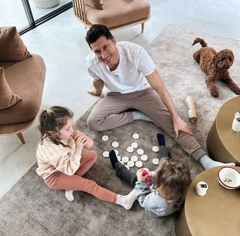 Anna Lewandowska chwali się hiszpańskim salonem i dokumentuje, jak Robert Lewandowski bawi się z dziećmi 