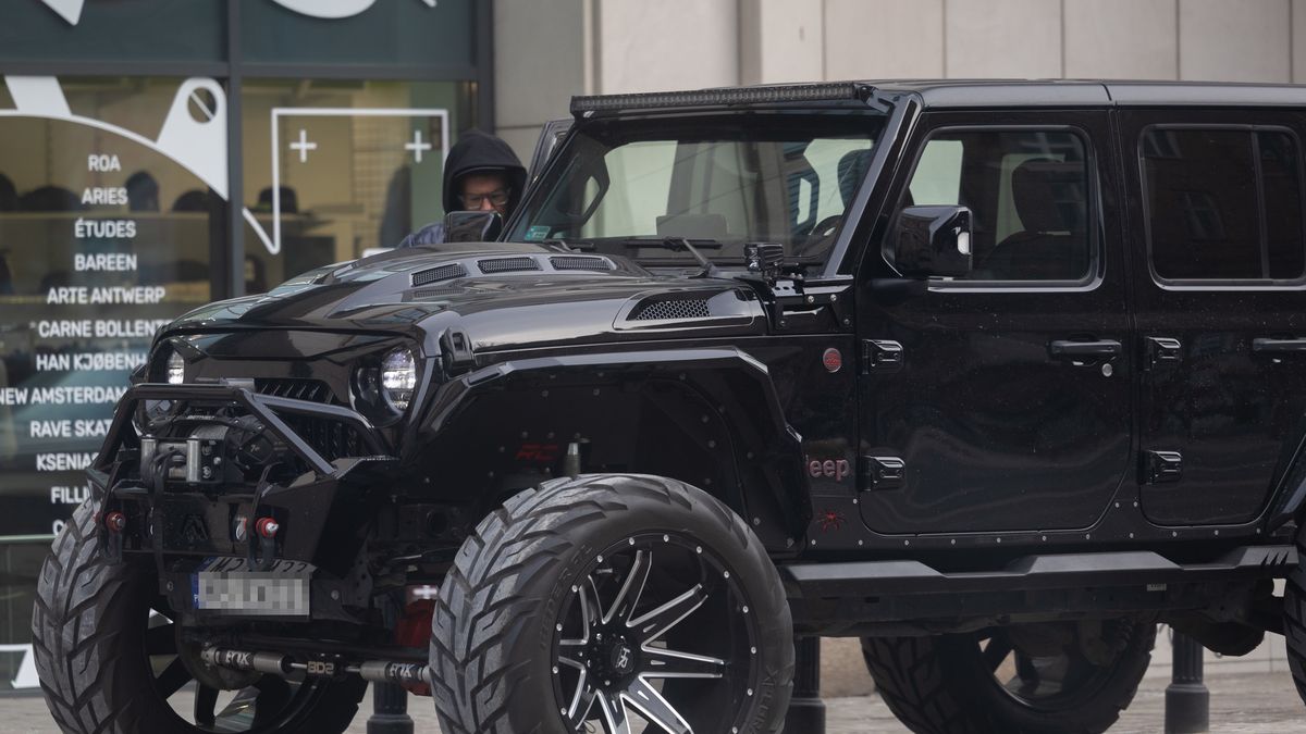 Kuba Wojewódzki wozi się po stolicy nową furą