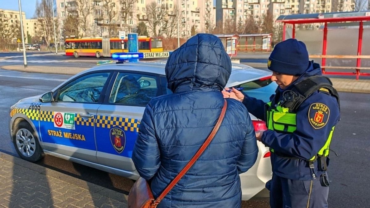 Siedziała na przystanku. Sytuację uratowała mała karteczka