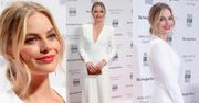 Margot Robbie w białej sukni na czerwonym dywanie