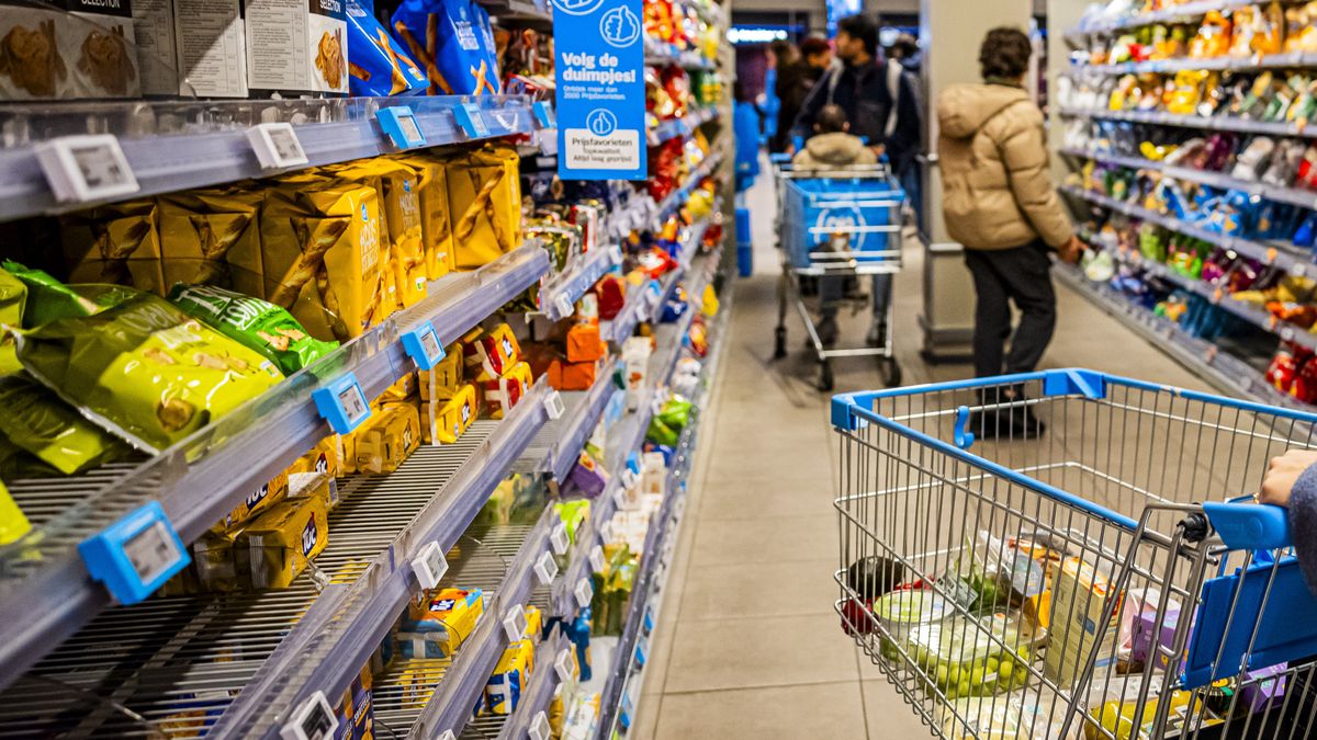 AMSTERDAM, NETHERLANDS - JANUARY 31: Shopping at grocery store Albert Heijn on January 31, 2025 in Amsterdam, Netherlands. (Photo by Patrick van Katwijk/Getty Images)