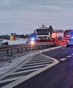 Tragiczne zderzenie auta z pługopiaskarką. Jedna osoba zginęła