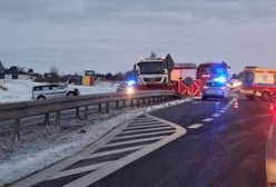 Tragiczne zderzenie auta z pługopiaskarką. Jedna osoba zginęła