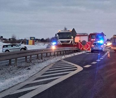 Tragiczne zderzenie auta z pługopiaskarką. Jedna osoba zginęła