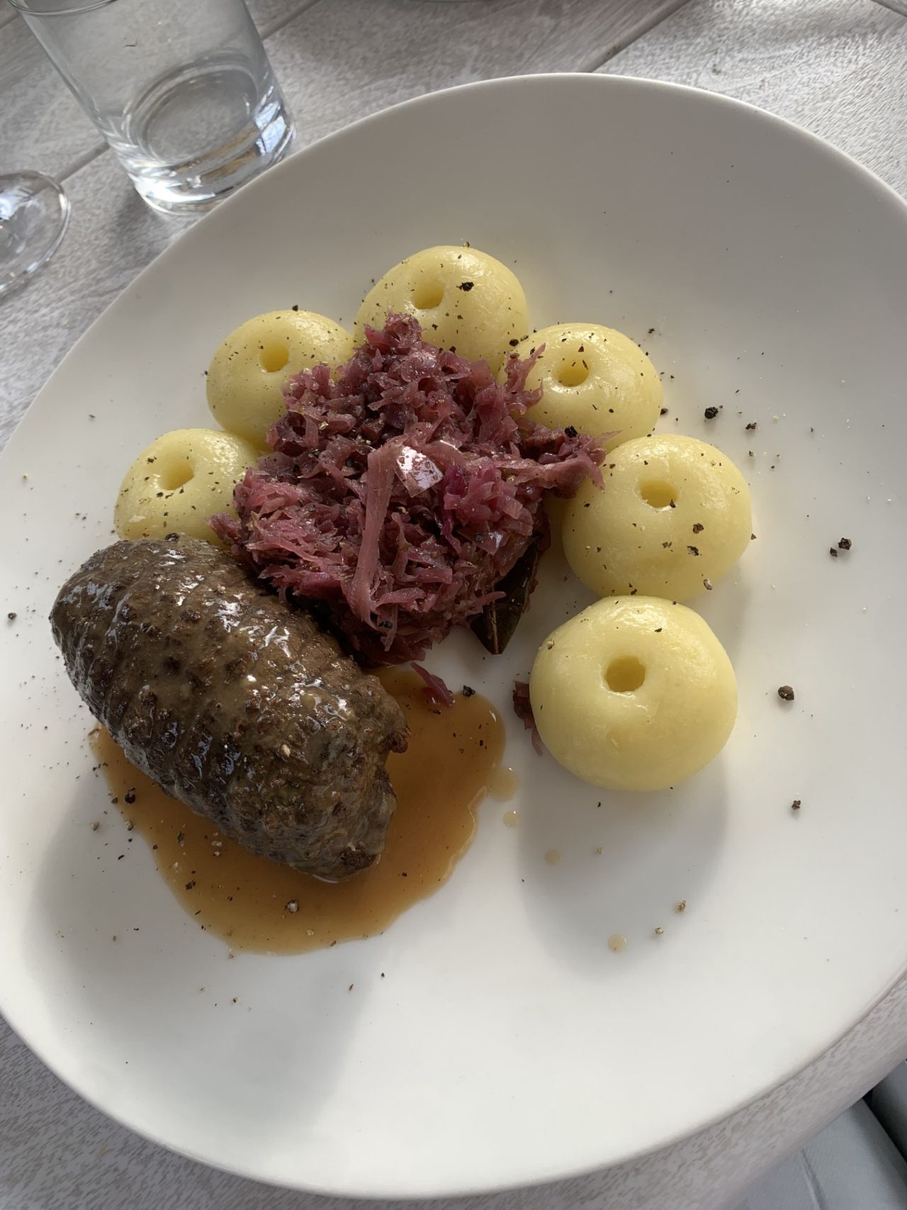 Pyszną roladę z kluskami śląskimi i kapustą można zjeść w restauracji "Mąka i wół" w Opolu. 