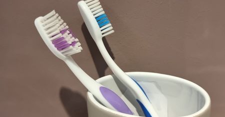 Gdzie wyrzucić szczoteczkę do zębów? Nagminny błąd