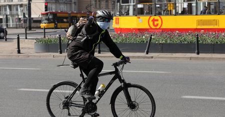 Wyzwiska, awantury, wypraszanie klientów. Kierowniczka sklepu opisuje pierwszy dzień z obowiązkami maseczkami