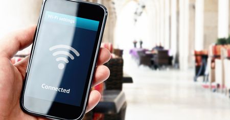 Łączysz się z publicznym Wi-Fi? Sprawdź, na co musisz uważać