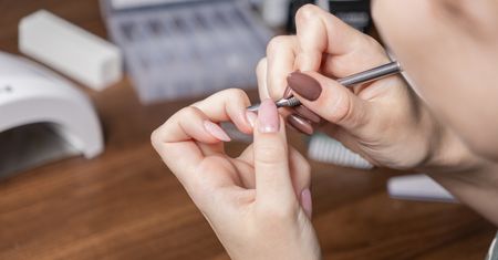 Cynamonowy manicure to zimowy hit. Jak zrobić go samodzielnie w domu?