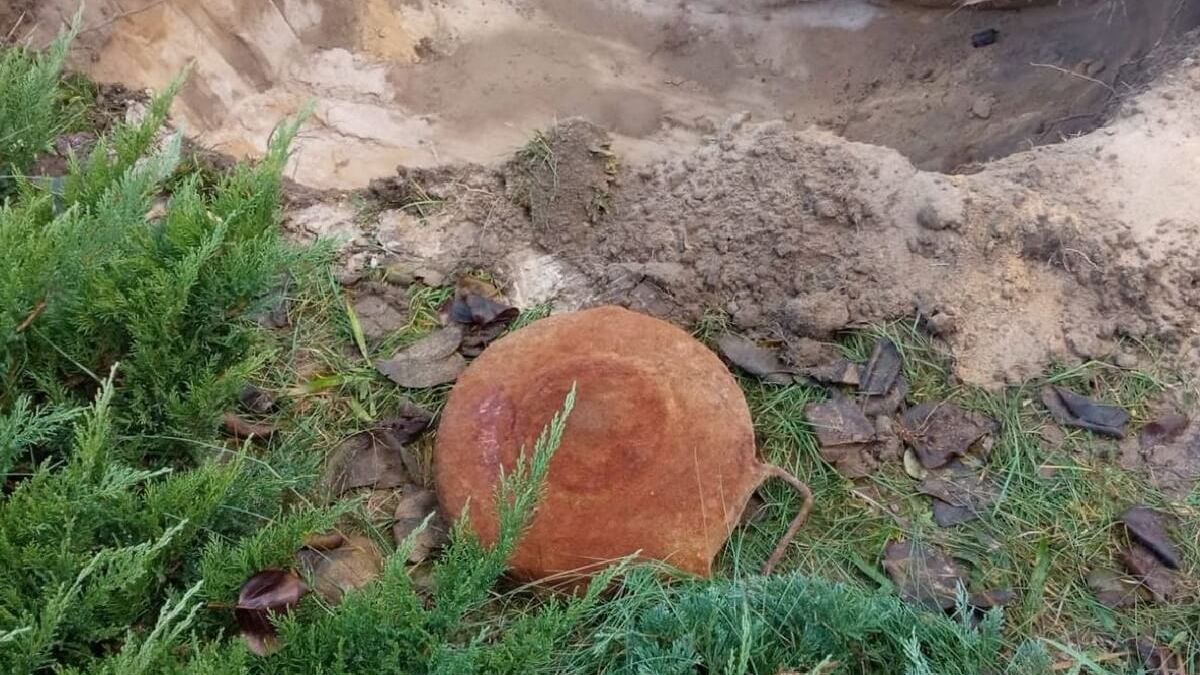 Mina przeciwpancerna zakopana w ziemi
