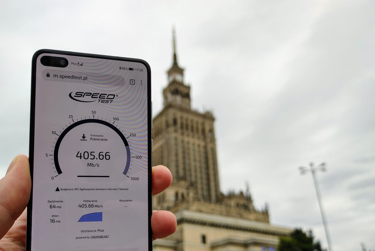 5G w Polsce: test sieci Plusa w Warszawie. Szybkość imponuje, ale opóźnienie już mniej