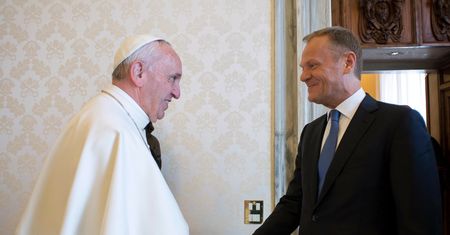"Św. Franciszek załamany". Tusk dosadnie o papieżu
