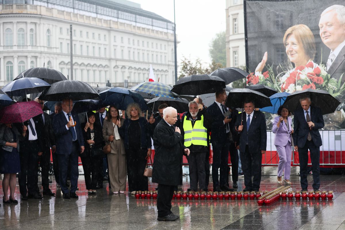 Jarosław Kaczyński i jego zwolennicy podczas miesięcznicy smoleńskiej 10 września 2024