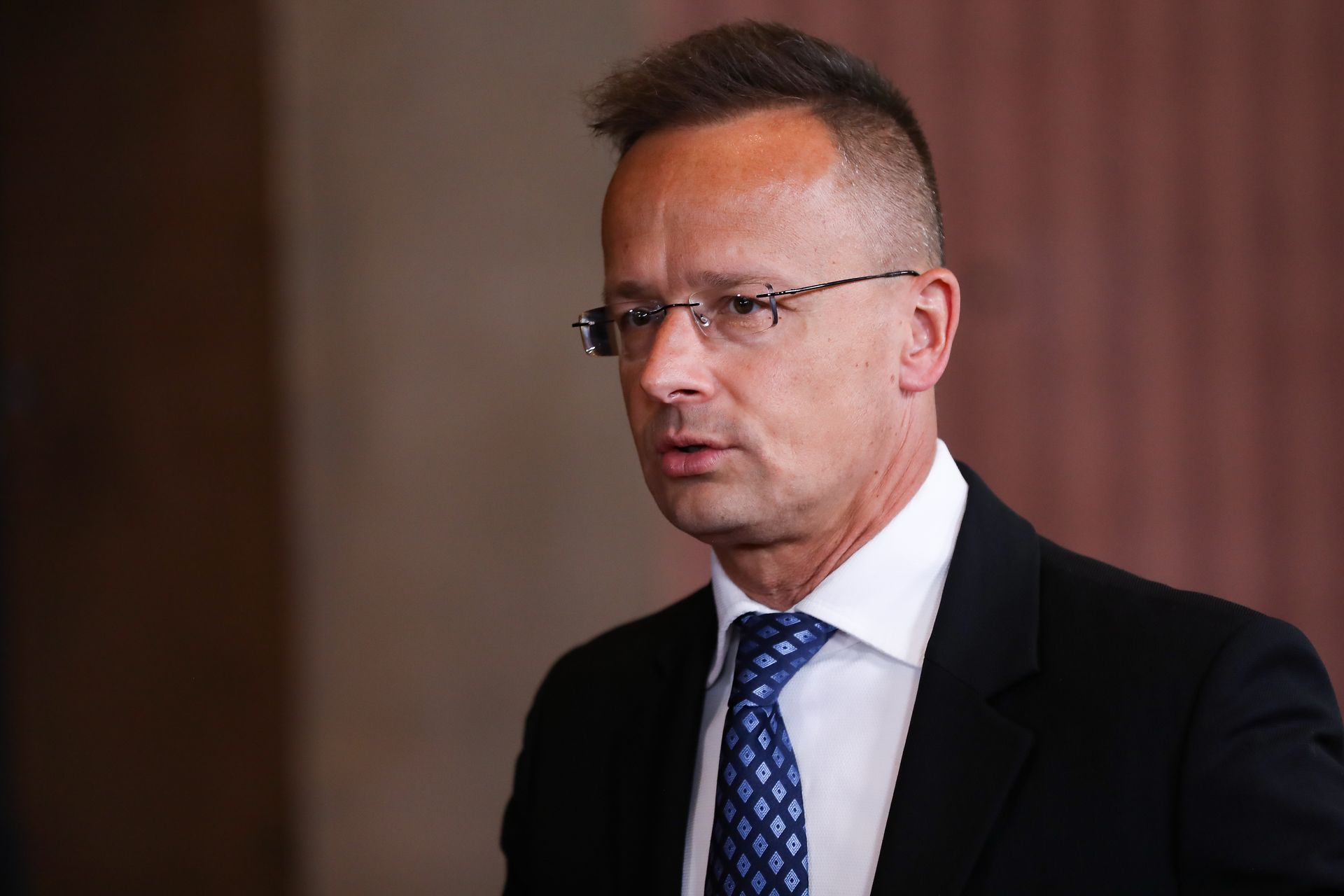 Afera respiratorowa na Węgrzech: Jak rząd Szijjarto nadpłacił za życie w czasie pandemii