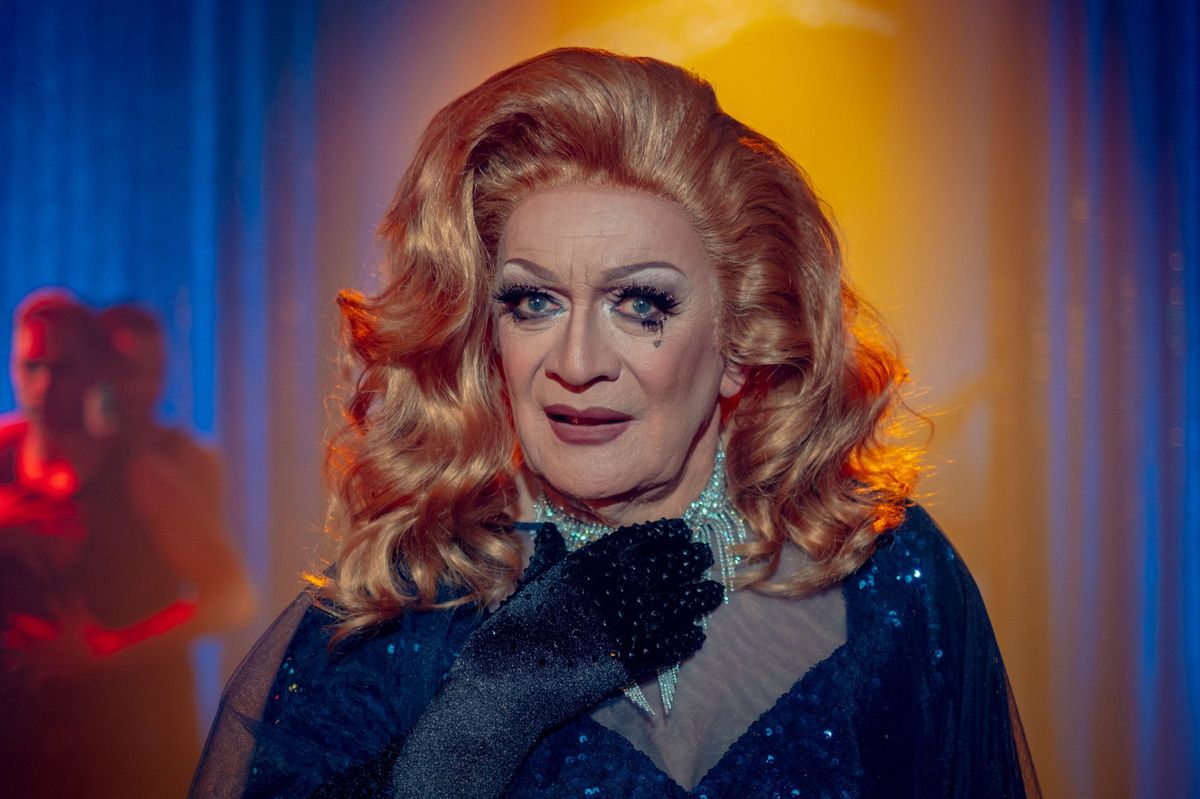 Andrzej Seweryn jako drag queen Loretta w serialu Netfliksa "Królowa"