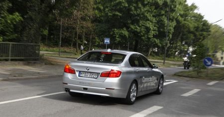 Asystent lewoskrętu - nowy system bezpieczeństwa BMW