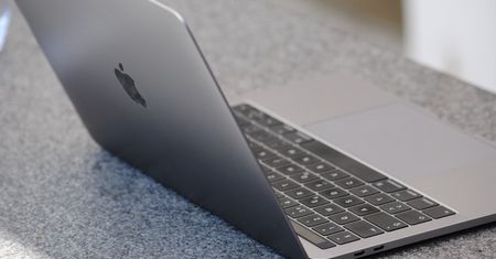 MacBook w roli bezprzewodowej ładowarki do iPhone'a? Taki (a nawet szerszy) jest plan