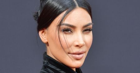 Kim Kardashian BEZ MAKIJAŻU, ale za to w BIKINI przypomina światu o swych atutach (FOTO)