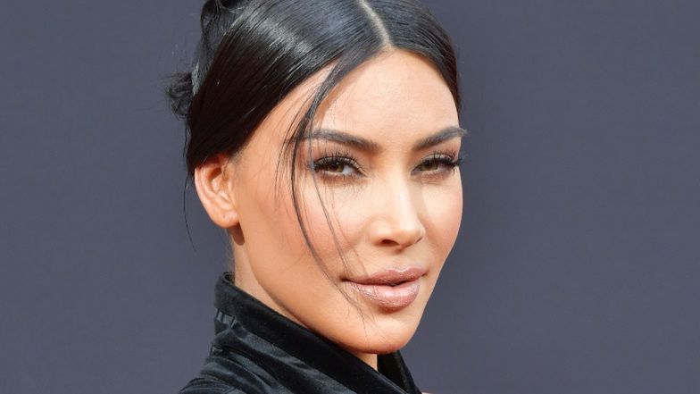 Kim Kardashian BEZ MAKIJAŻU, ale za to w BIKINI przypomina światu o swych atutach (FOTO)