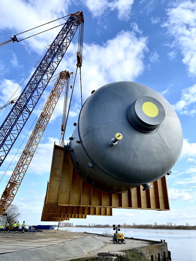 Wash Tower z Wisły wyciągnęły specjalistyczne dźgiki o udźwigu odpowiednio 650 i 1200 ton