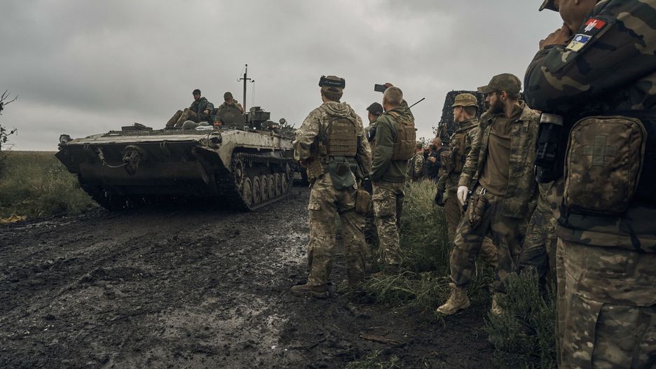 Wojna w Ukrainie - kontrofensywa armii ukrai?skiej
Ukrainian military vehicles move on the road in the freed territory in the Kharkiv region, Ukraine, Monday, Sept. 12, 2022. Ukrainian troops retook a wide swath of territory from Russia on Monday, pushing all the way back to the northeastern border in some places, and claimed to have captured many Russian soldiers as part of a lightning advance that forced Moscow to make a hasty retreat. (AP Photo/Kostiantyn Liberov)
AP