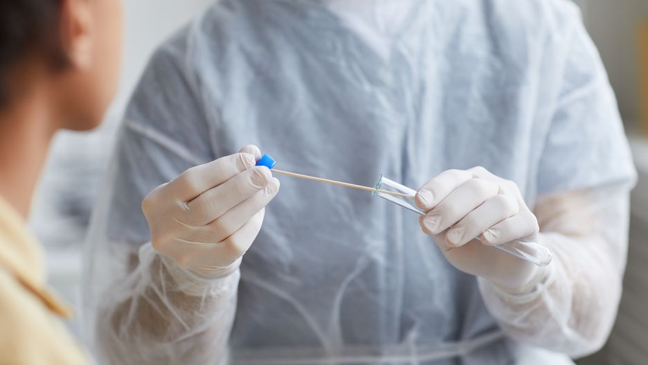 W Wielkiej Brytanii odkryto "niewidzialną" wersję Omikronu