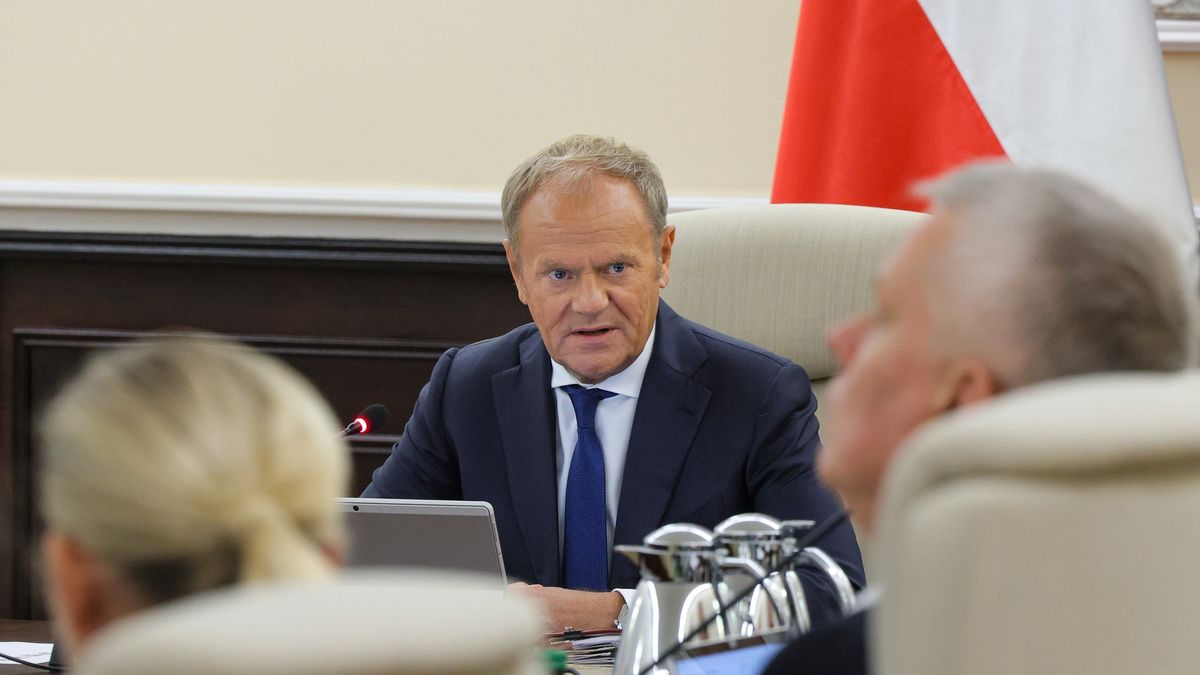 Warszawa, 17.09.2025. Premier Donald Tusk na posiedzeniu rządu w KPRM w Warszawie, 17 bm. Zgodnie z zapowiedzią premiera, ministrowie mają podjąć uchwałę zobowiązującą do zakupu okrętów podwodnych w programie Orka do końca roku. (mr) PAP/Paweł Supernak