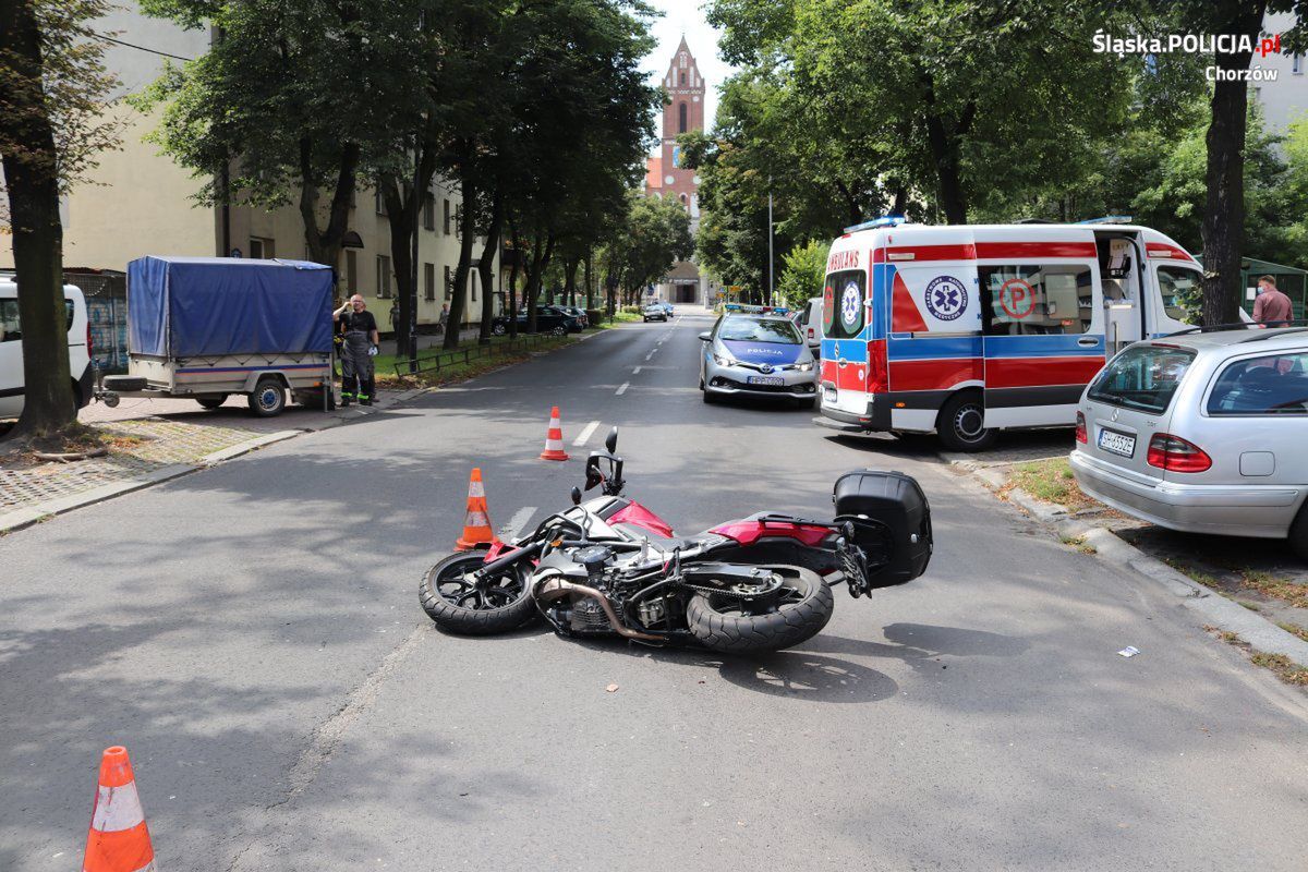 Chorzów. 47-letni motocyklista miał mnóstwo szczęścia, że z wypadku wyszedł tylko ze złamaną ręką. 