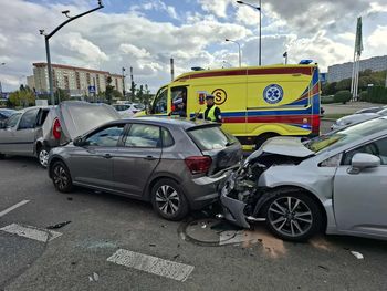 Łódź: Wypadek na rondzie Inwalidów. System Red Light zaprząta uwagę kierowców i wbrew oczekiwaniom robi się... niebezpiecznie