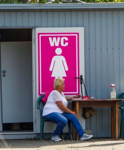 "Telefon wpadł mi do ubikacji". Nowa metoda wyłudzenia pieniędzy