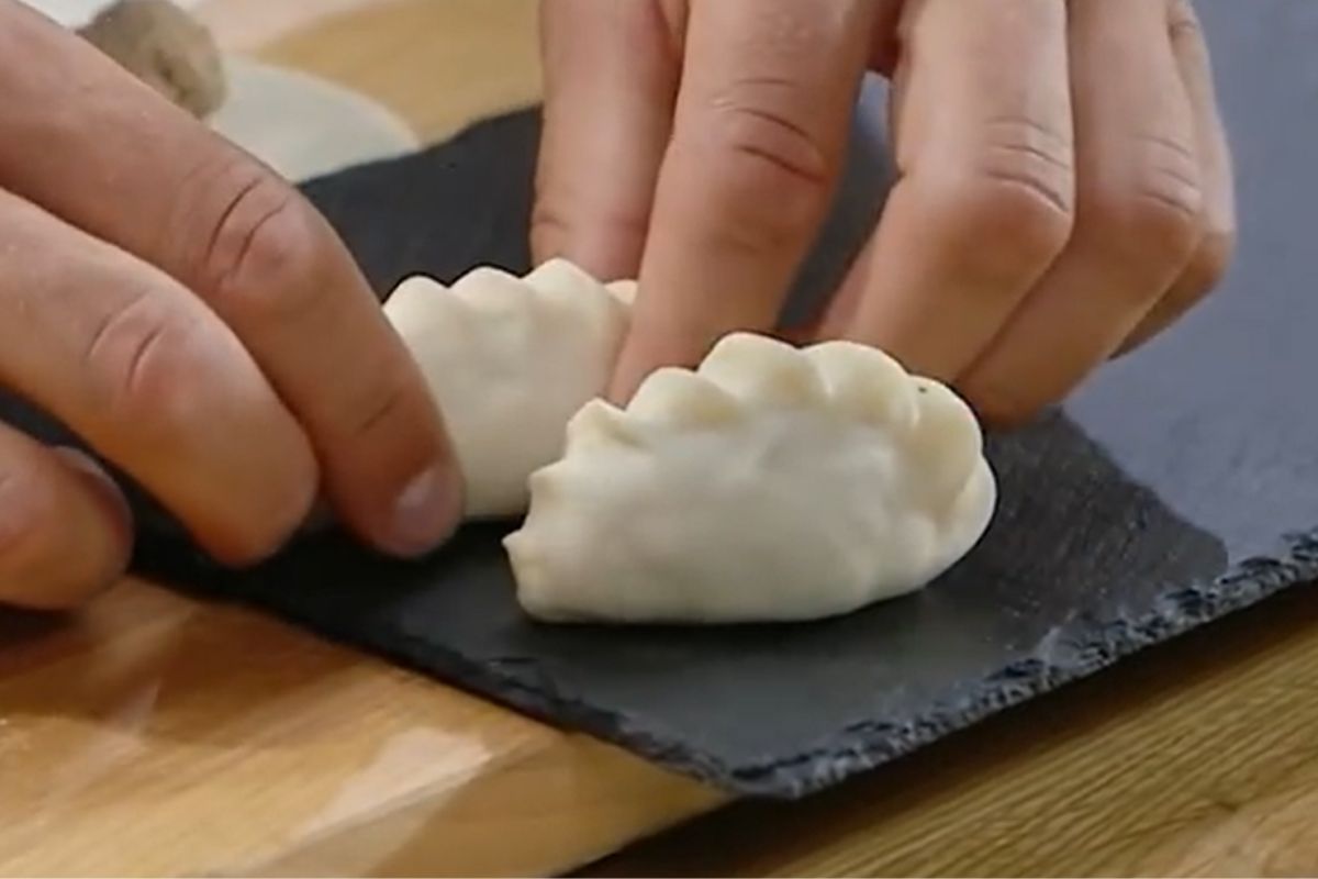 Metoda lepienia pierogów "na obwarzanek" w wykonaniu Okrasy