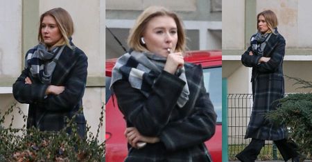 U Kingi Dudy BEZ ZMIAN: Odziana w kraciasty płaszczyk córka Andrzeja Dudy zaspokaja głód nikotynowy przy pomocy e-papieroska (ZDJĘCIA)