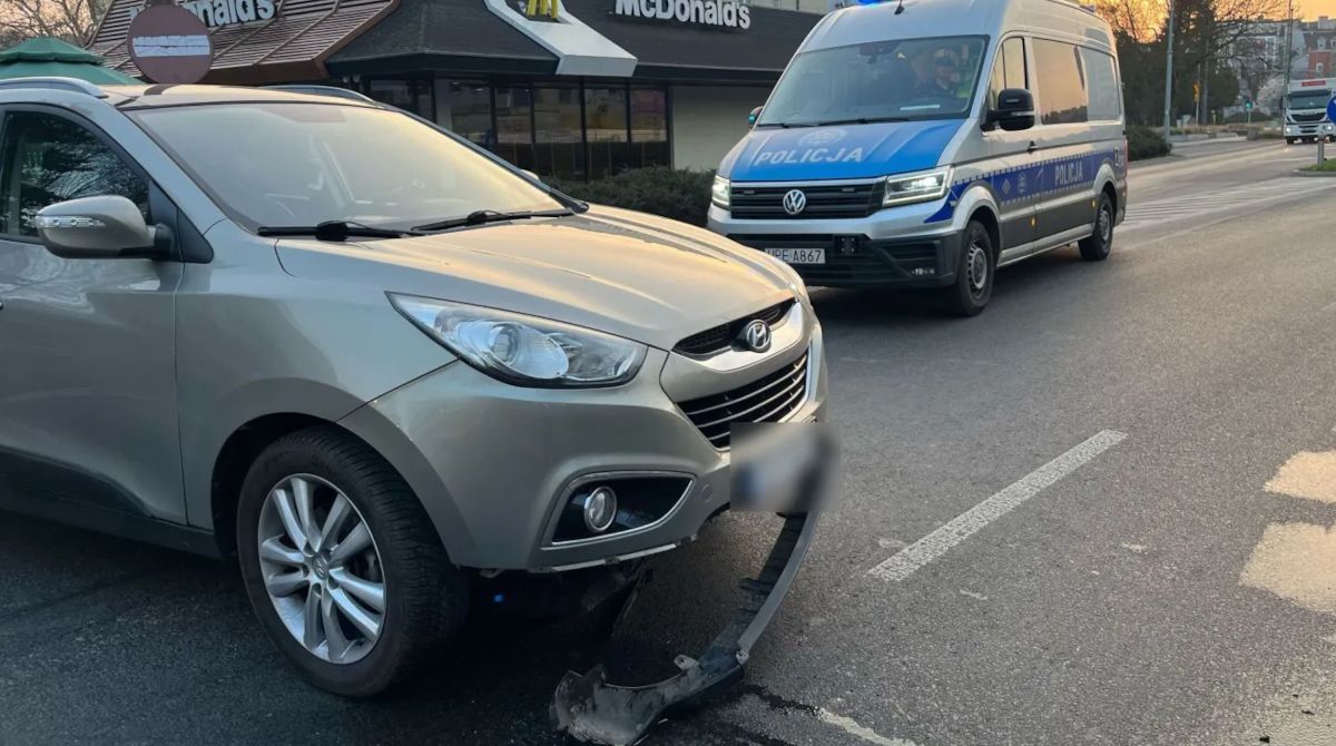 Pijany kierowca hyundaia uderzył w barierki.