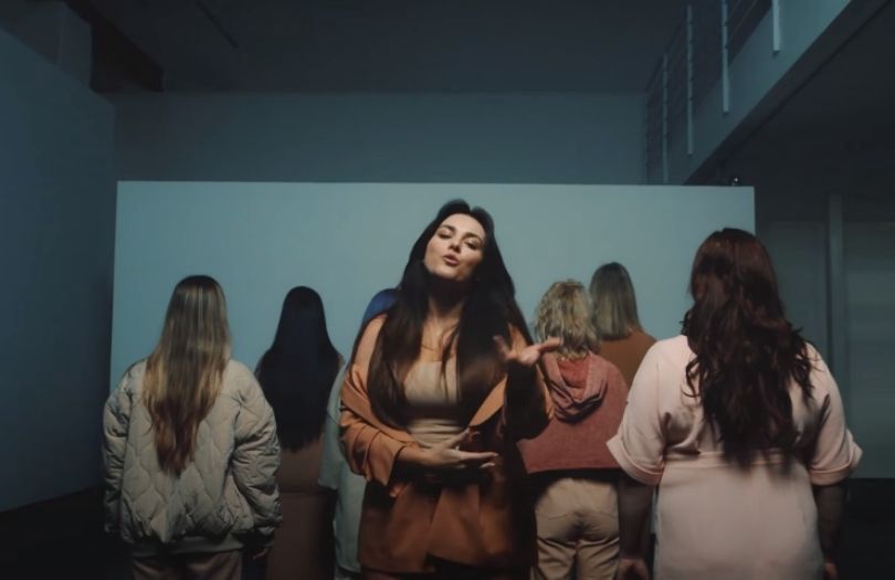 Ewa Farna prezentuje ciałopozytywny teledysk