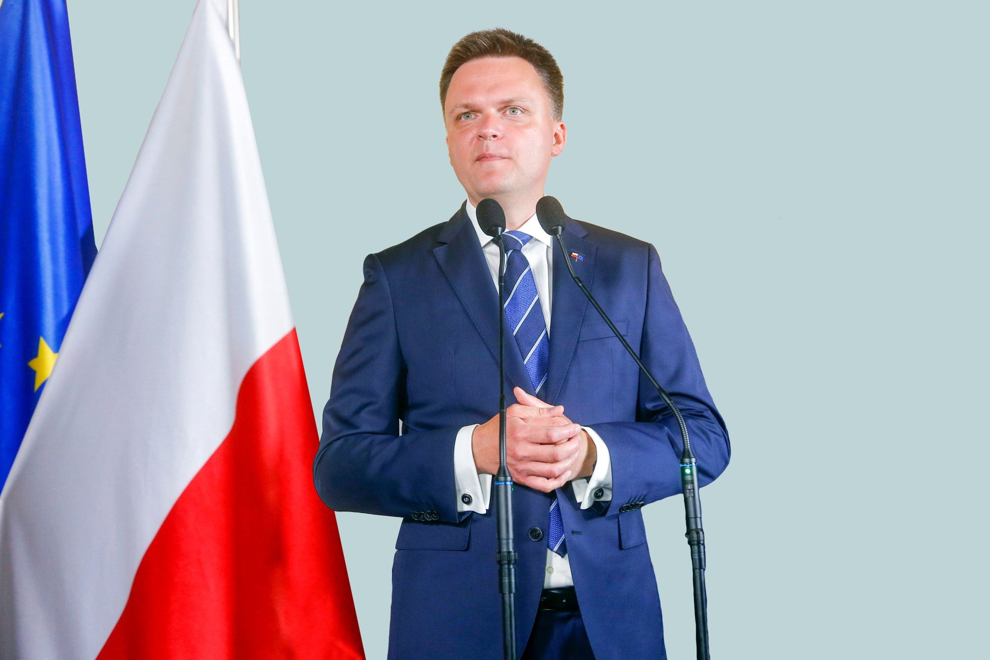 Szymon Hołownia tłumaczy się z powrotu barierek przed Sejm
