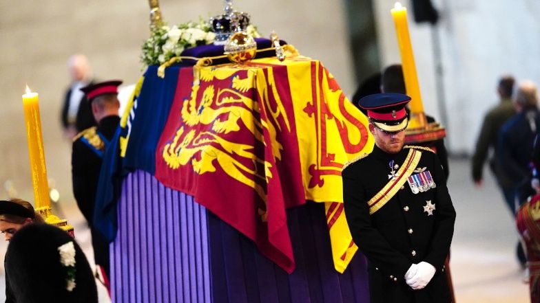 Wnuki królowej Elżbiety II czuwają przy jej trumnie