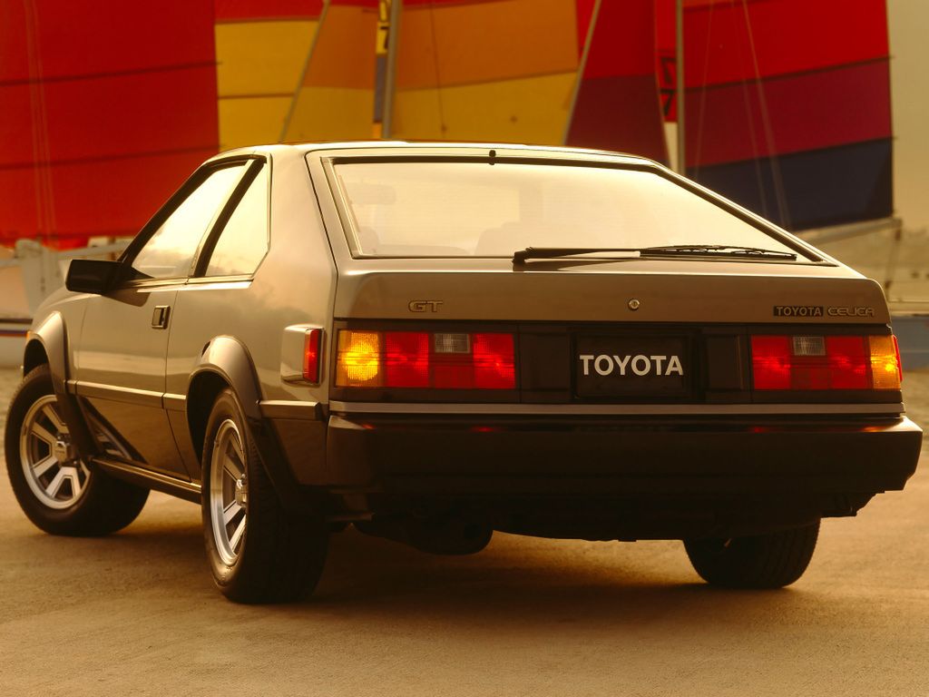 Czy nie macie wrażenia, że ten tył powinien być inaczej oznaczony. W wersji liftback Toyota Celica z tyłu bardzo przypominała model GT86. Była jednak większa i o klasę bardziej komfortowa.